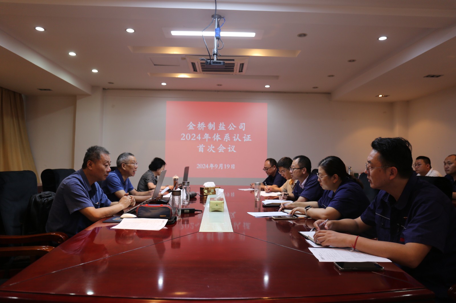 近日，金橋制鹽公司通過北京世標認證中心審核，給予食品安全管理體系、環(huán)境管理體系和職業(yè)健康安全管理體系認證“保持認證資格”的監(jiān)督審核結(jié)論，給予質(zhì)量管理體系認證“再次注冊”的再認證審核結(jié)論。通過審核，是對公司精細化管理成果的檢驗，促進公司內(nèi)控管理水平持續(xù)提升。（李曉月）